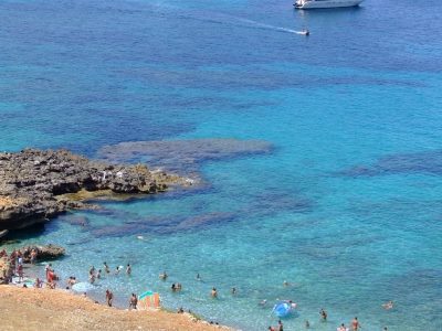 Caletta rocciosa con spiaggia e mare blu a Mazara del Vallo